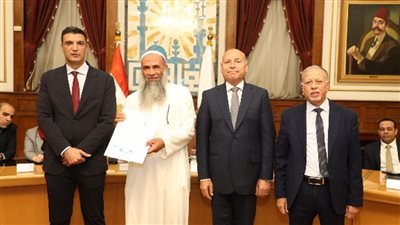 وزير الصناعة ومحافظ القاهرة يُسلِّمان 43 عقد تقنين أوضاع لمصانع شق الثعبان