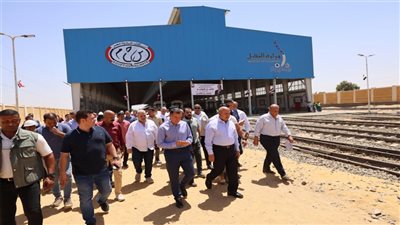 وزير النقل يتفقد ورشة السد العالي الجديدة في أسوان