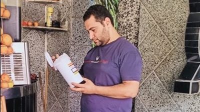 ضبط مادة كيميائية تستخدم لتغيير لون وخواص عصير القصب داخل محل بالقوصية