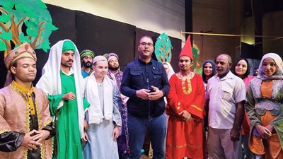 فرقة النور للمكفوفين تواصل تقديم العرض المسرحى 