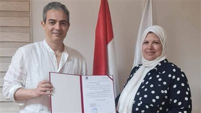 نقيب الإعلاميين يسلم خطابات استلام الوحدات السكنية لأعضاء النقابة