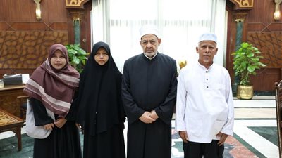 شيخ الأزهر يستقبل أسرة طالب تايلاندي ويوجه برعاية كاملة لحالته الصحية