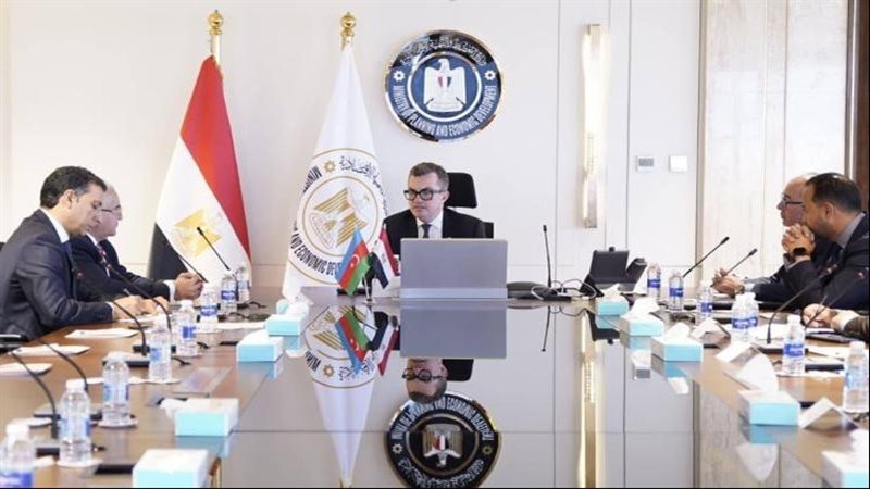 وزير التخطيط مع سفير
