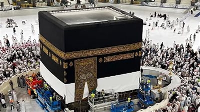 اكتمال رحلة نسج كسوة الكعبة المشرفة على أطول ماكينة خياطة بالعالم بمجمع الملك عبد العزيز