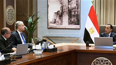 رئيس الوزراء يتابع استعدادات بدء المرحلة الثانية من المبادرة الرئاسية 