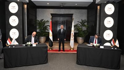 وزير الاستثمار يشهد توقيع عقد حق انتفاع مبنى المعرض الدائم بين هيئة المعارض وجهاز تنمية المشروعات 