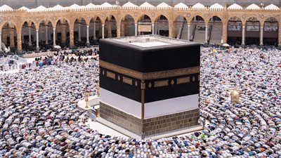 على أطول ماكينة خياطة في العالم تكتمل حكاية كسوة الكعبة المشرفة