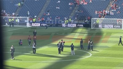بالصور.. لاعبو منتخب مصر يعاينون أرضية ملعب سياتل