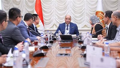 وزير العمل بحث مع وفد شركة اتصالات عالمية تعزيز التعاون في مجالات التحول الرقمي