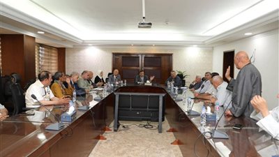 وزير الزراعة يبحث مع التعاونيات الزراعية آليات توزيع الأسمدة ودعم المزارعين بالمحافظات 