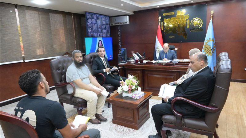 محافظ الغربية خلال اللقاء
