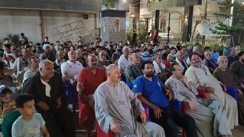المواطنون يتابعون مباراة مصر 