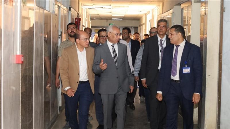 رئيس الجامعة خلال الجولة 