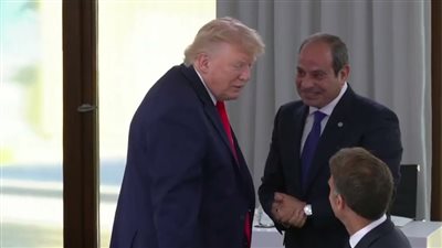 بالفيديو.. حديث جانبي بين الرئيس السيسي وترامب وماكرون خلال قمة 