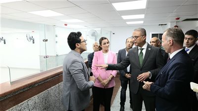 محافظ الجيزة يتفقد التجهيزات الجارية بالمركز التكنولوجي بمدينة الجيزة