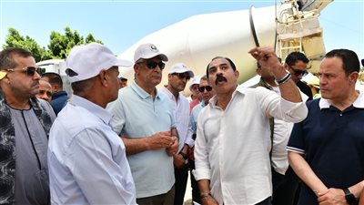 وزير الإنتاج يجتمع مع مسؤولي شركات المقاولات ويعلن متابعة المشروعات عن بُعد