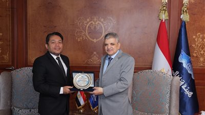 الفريق أسامة ربيع يبحث مع السفير الماليزي تعزيز التعاون في مجالات التدريب البحري والاستزراع السمكي