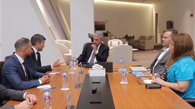 وزير السياحة والآثار يلتقي مسئولي مجموعتي Anex Group وWizz Air لبحث التوسع في السوق المصرية 