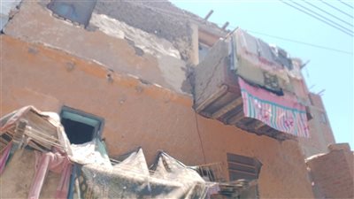 تصدع عقار مكون من طابقين واخلاء السكان حفاظًا على أرواحهم بسمالوط بالمنيا