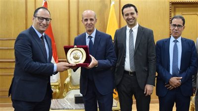 رئيس جامعة بني سويف يكرم نخبة من الإعلاميين المحكمين لمشروعات تخرج كلية الإعلام