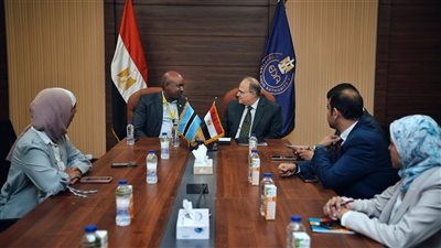 رئيس هيئة الدواء يبحث مع مدير هيئة تنظيم الأدوية في بوتسوانا تعزيز التعاون التنظيمي