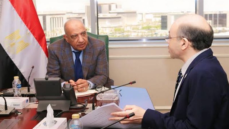 وزير الكهرباء يجتمع