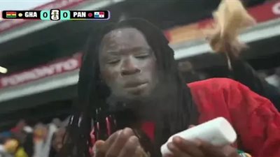 هل جلب الحظ لمنتخب غانا؟.. ظهور مثير لمشجع ومسحوقه الأبيض قبل هدف الانتصار القاتل