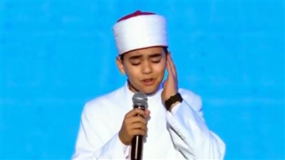 محمد القلاجي يقدم فقرة إنشادية أمام الرئيس خلال حفل تخرج أئمة الأوقاف