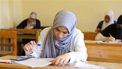  طلاب القسم العلمي يؤدون امتحان الكيمياء ورئيس منطقة الإسكندرية الأزهرية يتفقد لجان العامرية