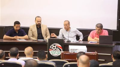 مصطفى عزام يجتمع مع مندوبي المناطق لمناقشة قواعد قيد وانتقالات اللاعبين بالموسم الجديد