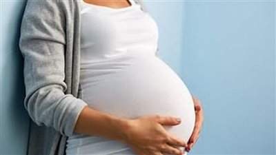 أستاذ نساء وتوليد: هرمونات الحمل تغيّر الشهية وتسبب الغثيان وعسر الهضم في الشهور الأولى