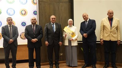 نائب وزير المالية يكرم الأمهات المثاليات والموظفين المتميزين ورواد العمل