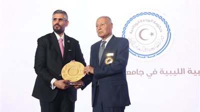 السفير الليبي في مصر يمنح أبو الغيط وسام التقدير