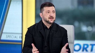 زيلينسكي يؤكد قصف منشآت نفطية وأنظمة دفاع جوي روسية على جانبي جسر القرم