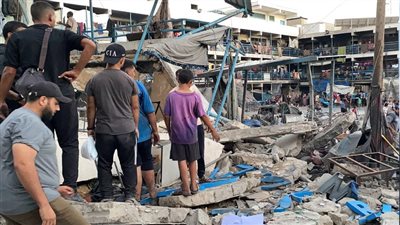 مصابون جراء قصف إسرائيلي على ساحة مدرسة بمخيم الشاطئ غرب مدينة غزة