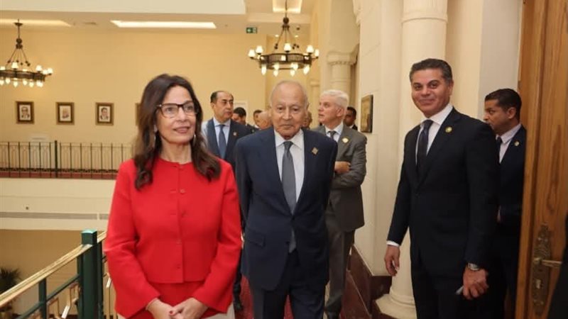 وزيرة الثقافة وأحمد