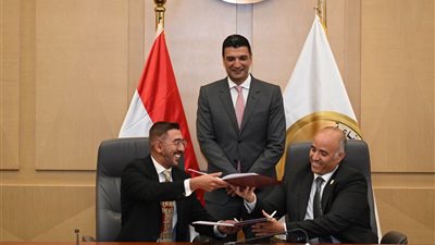 وزير الصناعة يشهد دعم فريق هندسة القاهرة للمنافسة الدولية بالسيارات الكهربائية