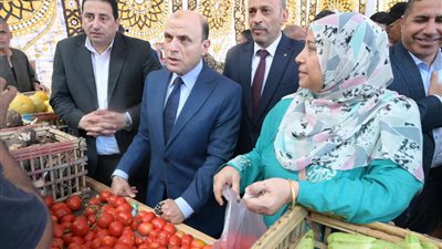 محافظ الغربية يتفقد أكبر سوق لليوم الواحد بمدينة كفر الزيات 