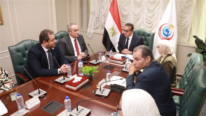 اجتماع وزير الصحة