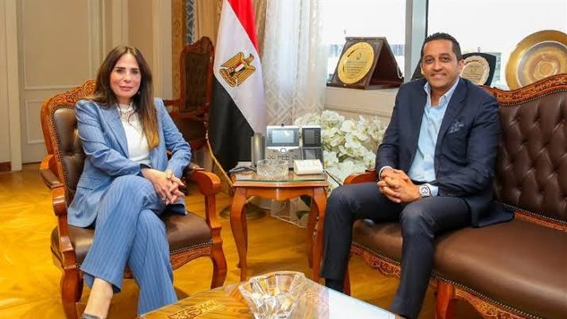 وزيرة الإسكان تبحث