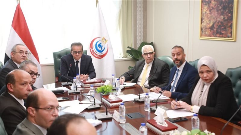 اجتماع وزير الصحة