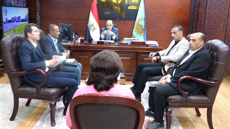 محافظ الغربية خلال لقاء المواطنين