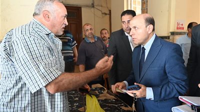 محافظ الغربية يتابع الخدمات والملفات بمجلس مدينة كفر الزيات