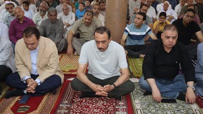 محافظ سوهاج يؤدي صلاة الجمعة بمسجد الحق
