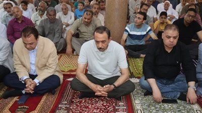 محافظ سوهاج يؤدي صلاة الجمعة بمسجد الحق