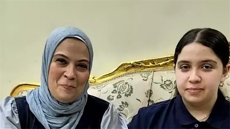 الطالبة آيتن ووالدتها