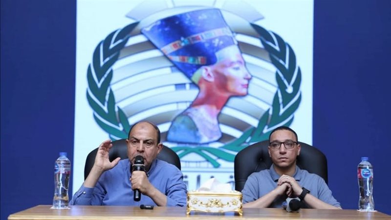 محافظ المنيا خلال اللقاء 