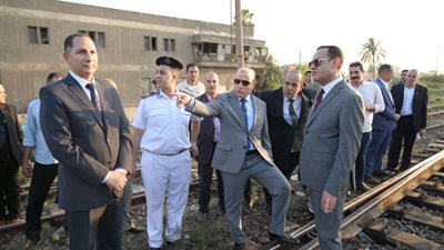 محافظ الغربية ومساعد وزير الداخلية ومدير الأمن يتفقدون موقع خروج عربات قطار بكفرالزيات
