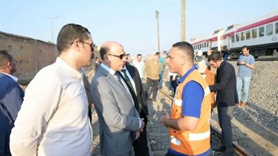 محافظ الغربية يتابع ميدانيا رفع عربات القطار الخارج عن القضبان بكفر الزيات