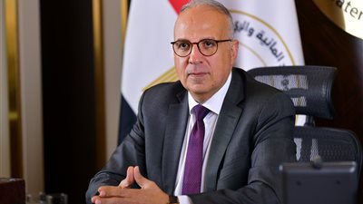 وزير الري يتابع موقف غرق أحد الصنادل بمنطقة ميناء السد العالي